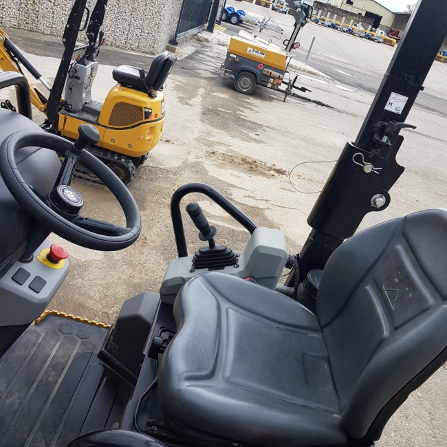 CATERPILLAR - CB2.7 GC - Compacteur